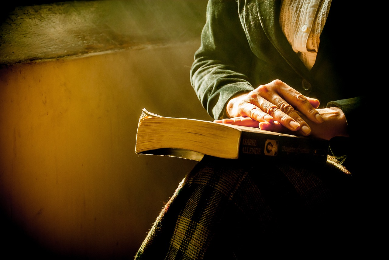 mulher meditando sobre a bíblia